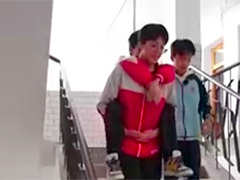 贵州瓮安 两少年三年如一日背患病同学上学