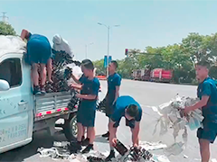 浙江武义 货车急转弯货物散落一地 消防员出手相助