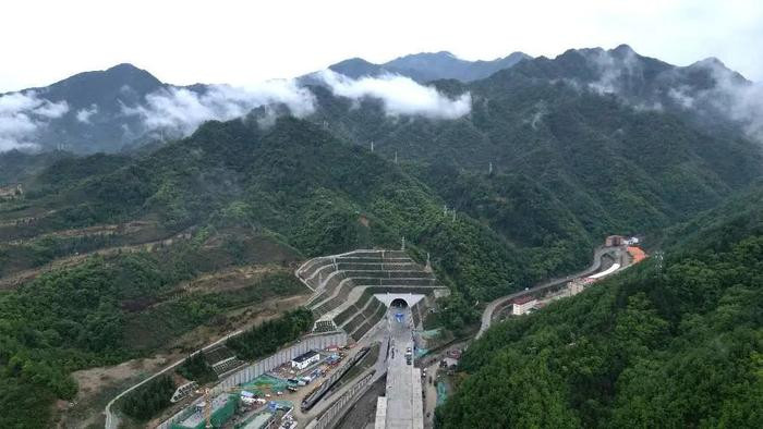 西康高铁全线隧道贯通 预计明年建成通车