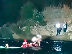 浙江永嘉车辆误入深水区三人被困 消防展开救援