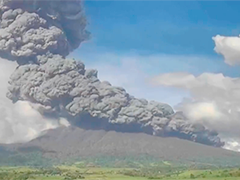 菲律宾坎拉翁火山再次喷发 火山灰柱高达3000米
