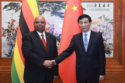 王沪宁会见津巴布韦众议长