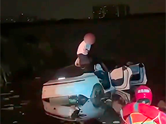 武汉男子深夜独驾 不慎开入湖中遇险