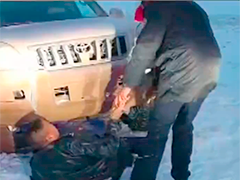 青海降雪致车辆人员被困 民警紧急救援
