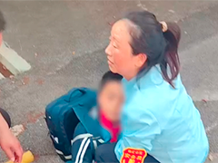 上海学生赶班车突然晕倒 安全员“教科书式”施救