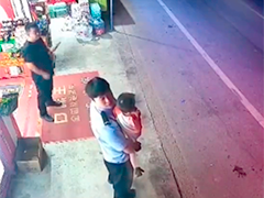重庆萌娃深夜街边徘徊 民警帮他找到家人
