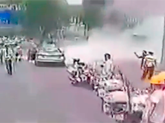 成都出租车突然起火 公交司乘携手救援