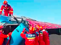 货车侧翻 消防救援被困者