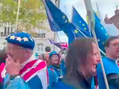 英国“脱欧”后首场英欧峰会 抗议示威者呼吁英国重返欧盟