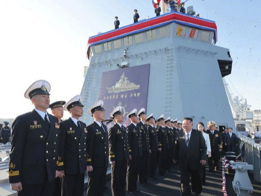 朝鲜新建驱逐舰下水过程发生严重事故 金正恩观看全过程 要求调查原因