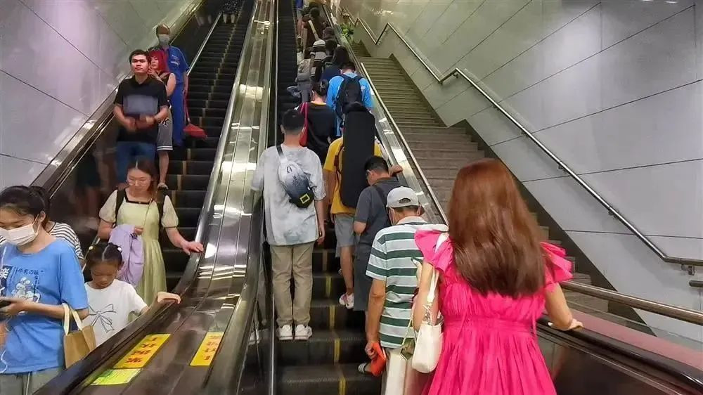 “左行右立”叫停多年 地铁乘客习惯难改