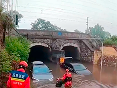 山西泽州强降雨导致车辆人员被困 消防员紧急救援