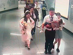 南昌3岁男童高热晕厥 地铁工作人员接力救援
