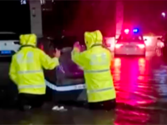 安徽阜阳 强降雨致城区积水 多部门紧急处置