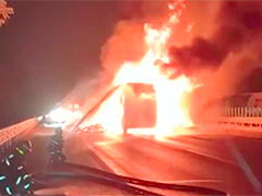 无锡 满载纸板箱 大挂车起火轮胎爆炸