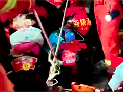江西吉安 蛇“逛”市场疑似觅食 消防员上演捕蛇记