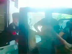 广西钦州 老人昏迷转院 交警开辟绿色通道护送