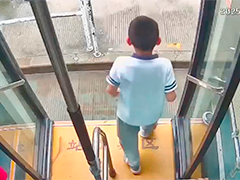 小男孩独自坐车追爸爸 上海公交司机暖心守护