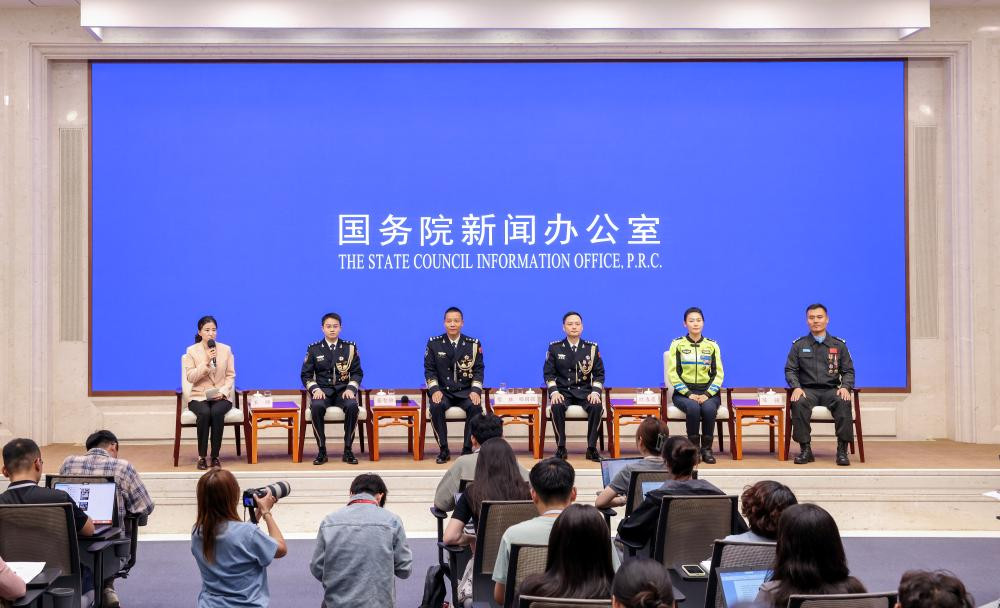 国务院新闻办举行“新征程上的奋斗者”中外记者见面会