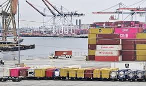 美国西雅图港货运量下降 工人生计受冲击