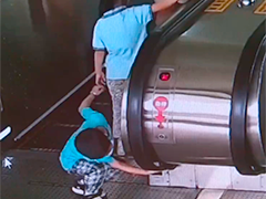南昌男孩手臂卷入扶梯 消防破拆救援