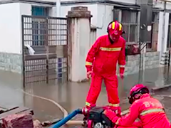 江西吉安 一小区地势低洼被淹 消防及时应对