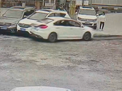 重庆 糊涂司机倒车猛踩油门 连撞三车