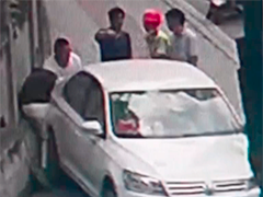重庆：行人遭遇车祸 热心群众抬车救人