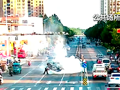 山东德州：面包车自燃 交警及时发现展开救援