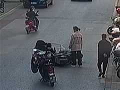 江苏江阴：分心驾驶看事故 自己也成“当事人”