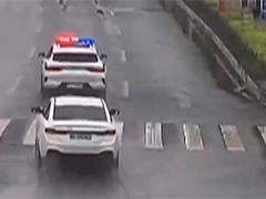 贵州习水：交警抢出“救命路” 患者转危为安