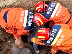 青海玉树 施工遇沟渠塌方2人被埋 消防紧急营救