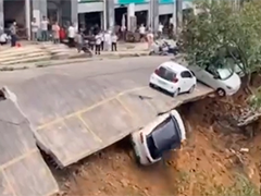 广西三江：路面塌陷滑坡 多辆小车坠落
