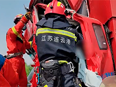 江苏连云港：三车追尾两名司机被困 消防紧急救援