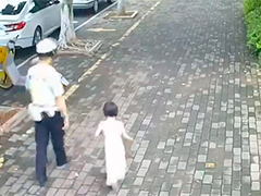 赣州：萌娃街头走丢 交警叔叔当起“临时奶爸”