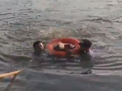 广西平南：老人落水命悬一线 民警湍流中托起生命