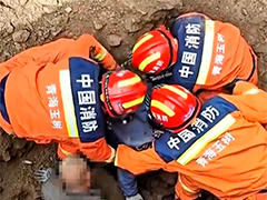 青海玉树：施工遇沟渠塌方2人被埋 消防紧急营救