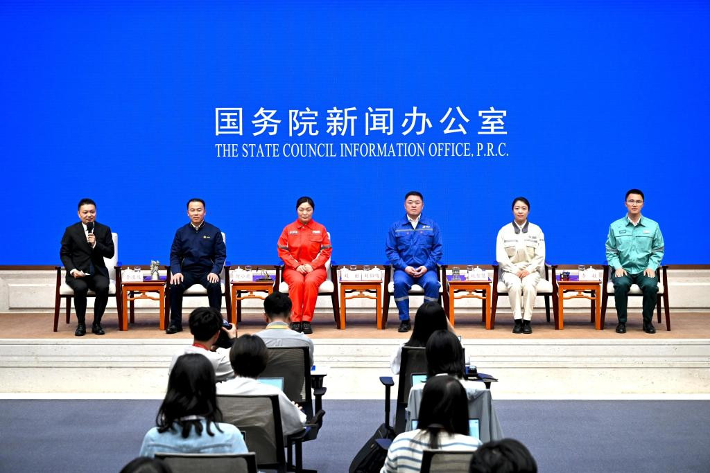 国务院新闻办举行“新征程上的奋斗者”中外记者见面会