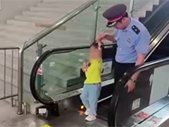 浙江桐乡 小女孩独自留在站台 客运员紧急相助