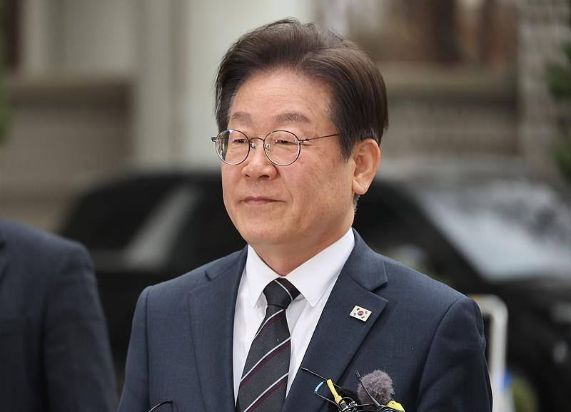 李在明涉嫌违反《公职选举法》案 法院宣布延期进行李在明案二审重审