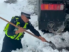 青海玉树：强降雪致220余人被困 交警及时救援
