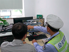 上海嘉定：车主突发急病 辅警一路护送