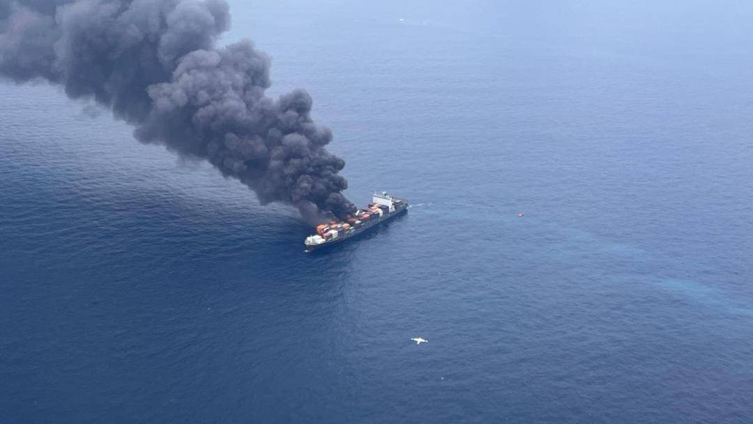 一艘集装箱船在印度海域发生爆炸