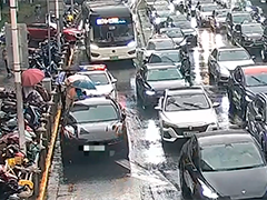 雨天赶考路上遇堵 长宁民警火速护送
