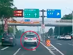 安徽 汽车行驶中自燃 热心群众挺身救援