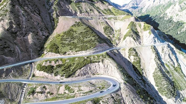 “最美公路”新疆独库公路上月底恢复通车 一日游四季 纵跨天山的景观大道