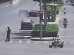 山东济南 车辆街头自燃 公交车司机及时救援