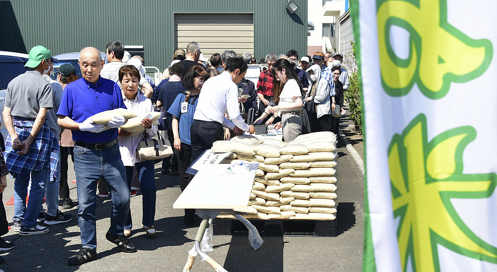 日本政府投放储备米缓解“米荒”