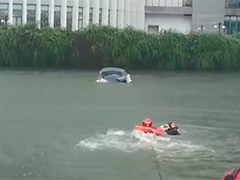 湖北武汉：网约车不慎掉进人工湖 消防紧急救援