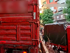 重庆：手刹未拉紧 大货车倒退冲向门市